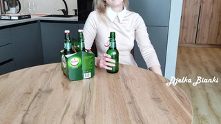 Разделась перед другом сына, а он возбудился и трахнул меня на кухне