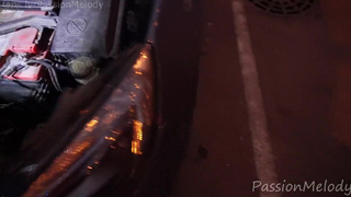 Залил незнакомке омывайку в машину, а она мне не только подрочила, но и отсосала!