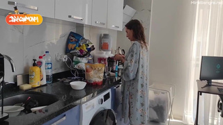 Русская мачеха помогла пасынку разобраться со стояком и дала в задницу